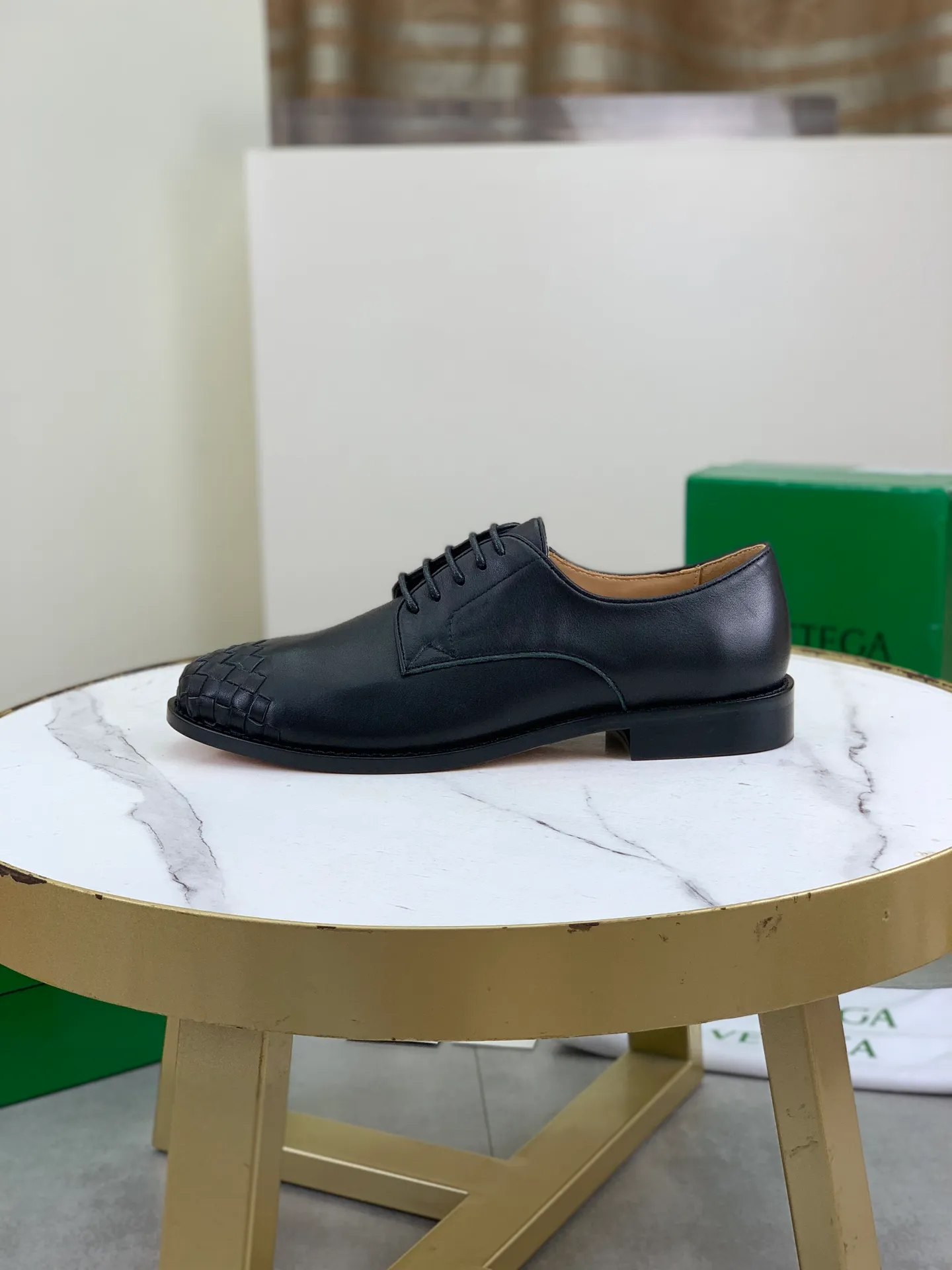Factory price P860💰Top quality (genuine leather outsole series)💎💎💎 BOTTEGA VENETA official website synchronizes the latest model, top version of the highest version of BV business leather shoes in the market, accept material comparison, shoe type comparison, process comparison, practical and textured, versatile and suitable for any occasion, the more you look at it, the more flavorful it becomes. Pure hand-woven craftsmanship - upper material, imported original hand-woven calfskin - high-quality water-dyed cowhide inside - original private model customized handmade leather outsole -Size: female 35-39 (34 40 customized) male 39-44 (38 45 customized) Comes with original BV green box, complete packaging.